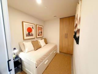 Modern Condo W Den in Downtown Miami - Pool & Gym - 7