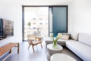 City Rail Pulse: Modern Design Sunny Balcony - 7