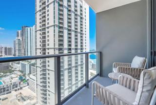 29th Floor Luxury 1BR with Balcony & Pool - 7