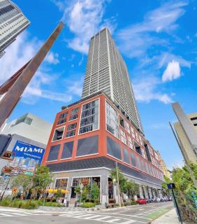 29th Floor Luxury 1BR with Balcony & Pool - 4