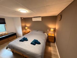 Modern Dog Friendly Veluwe Chalet with Fenced Garden & Air Conditioning - Forest and Sauna Nearby - 2
