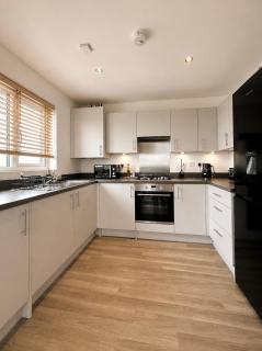 LUXURY & STYLISH Bedford Apartment, SLEEPS 5, FREE PARKING, 2 BATH, 4 Separate Beds and close to M1 - 4