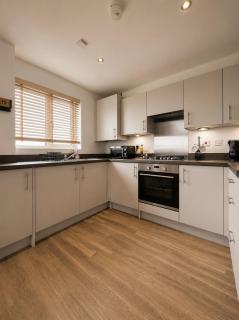 LUXURY & STYLISH Bedford Apartment, SLEEPS 5, FREE PARKING, 2 BATH, 4 Separate Beds and close to M1 - 5
