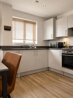 LUXURY & STYLISH Bedford Apartment, SLEEPS 5, FREE PARKING, 2 BATH, 4 Separate Beds and close to M1 - 2