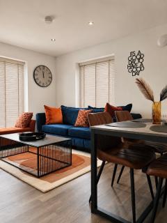 LUXURY & STYLISH Bedford Apartment, SLEEPS 5, FREE PARKING, 2 BATH, 4 Separate Beds and close to M1 - 3