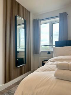 LUXURY & STYLISH Bedford Apartment, SLEEPS 5, FREE PARKING, 2 BATH, 4 Separate Beds and close to M1 - 1