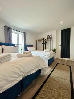 LUXURY & STYLISH Bedford Apartment, SLEEPS 5, FREE PARKING, 2 BATH, 4 Separate Beds and close to M1 - 2