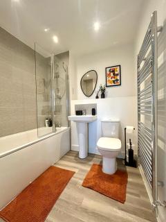 LUXURY & STYLISH Bedford Apartment, SLEEPS 5, FREE PARKING, 2 BATH, 4 Separate Beds and close to M1 - 3