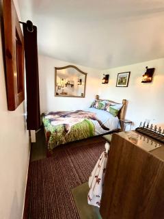 Thors Cave Cabin, Peak District - 7