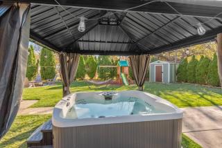Spacious 5BR Milwaukee Home with Hot Tub and Backyard - 9
