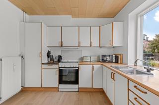 Bright and spacious 3 bedroom with balcony close to the city - 4
