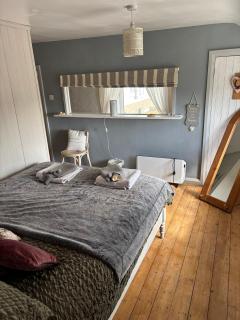 Cottage Sleeps 4 with Wifi - 5