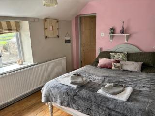 Cottage Sleeps 4 with Wifi - 4