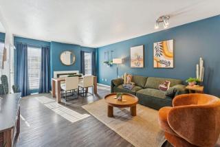 Boho Vibes - 2 BR Close to Downtown - Pool -No 206 - 4