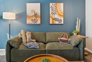 Boho Vibes - 2 BR Close to Downtown - Pool -No 206 - 3