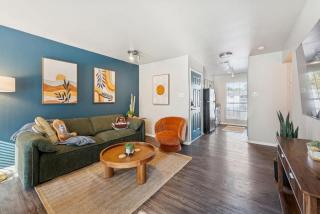 Boho Vibes - 2 BR Close to Downtown - Pool -No 206 - 2