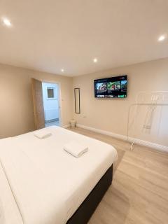 Spacious Apartment, steps away from Heaton Park - 4