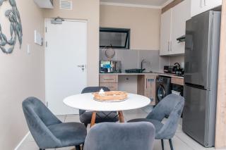 Luxury Ultra Modern Apartment - Queen Bed, Inverter, Pool, Gym & Spacious Balcony - 6