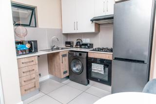 Luxury Ultra Modern Apartment - Queen Bed, Inverter, Pool, Gym & Spacious Balcony - 7