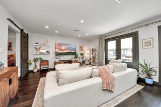 Modern 2BR Condo, Montrose, Pool & Parking - 4