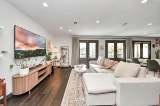 Modern 2BR Condo, Montrose, Pool & Parking - 5
