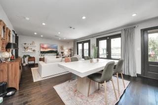 Modern 2BR Condo, Montrose, Pool & Parking - 1