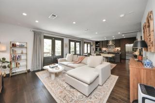 Modern 2BR Condo, Montrose, Pool & Parking - 3