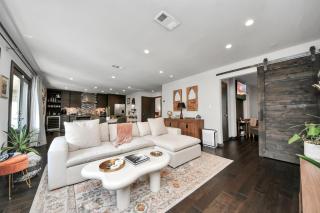 Modern 2BR Condo, Montrose, Pool & Parking - 0