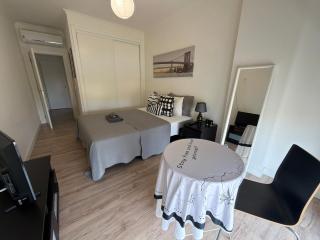 Modern Big Room with Balcony in New Apartment - 4