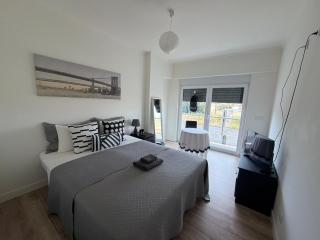 Modern Big Room with Balcony in New Apartment - 0