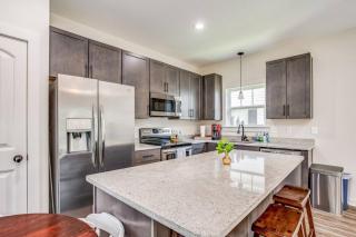 Near Downtown Dining & Base - Beach Flow Bungalow - 0