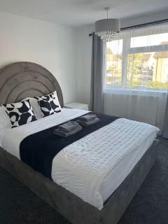Modern Family Haven 5BR Free Parking - 3
