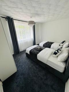 Modern Family Haven 5BR Free Parking - 1