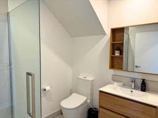 Bright and Spacious Wellington Townhouse - 6