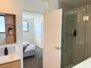 Bright and Spacious Wellington Townhouse - 3