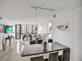 Spacious Ocean View Condo Beach Service 509 - 1