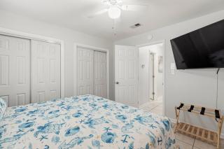 2BR King, Dog Friendly, Private Gated Yard, Turf, Grill, Near Beaches - 5