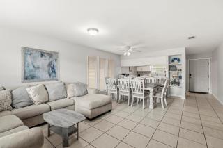 2BR King, Dog Friendly, Private Gated Yard, Turf, Grill, Near Beaches - 8