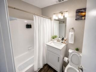 Luna Loft Hoover Modern 2 Bedroom Stay - 3