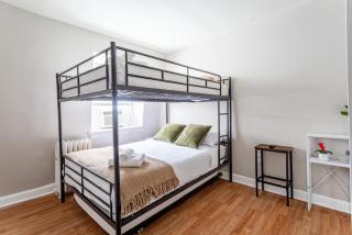 Deluxe 4BR-2BA-12 Beds NYC Access and Free Parking - 1
