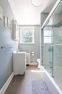 Deluxe 4BR-2BA-12 Beds NYC Access and Free Parking - 4