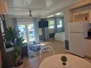 The Lazy Manatee Grand W separate in law studio - 4
