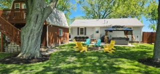 Two roofs, One retreat with hot tub & firepit - 0