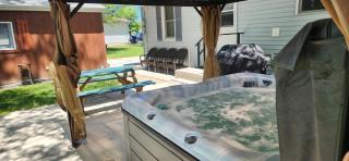 Two roofs, One retreat with hot tub & firepit - 9