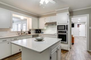 3 Mi to Dtwn Alexandria: Family Home w/ Hot Tub! - 3