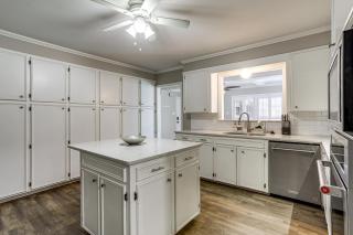 3 Mi to Dtwn Alexandria: Family Home w/ Hot Tub! - 2