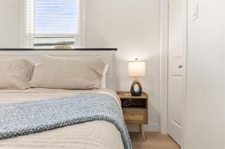 Furnished Oversized 1BR with Parking, WD and King Bed - 5
