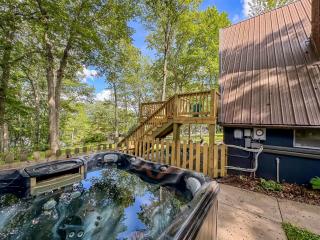 Modern Lakefront A-Frame Hot Tub Fire Pit Fenced Yard - 9