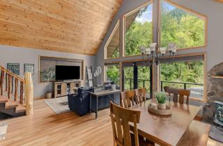 Spacious cabin with forest views hot tub BBQ wrap around deck - 5