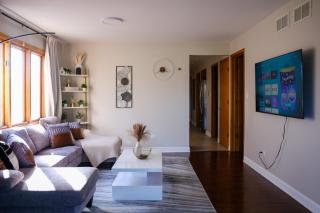 3BR Modern Apt • Gym • Workspace • Quiet Location - 3